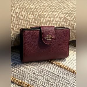 COACH Medium corner zip wallet